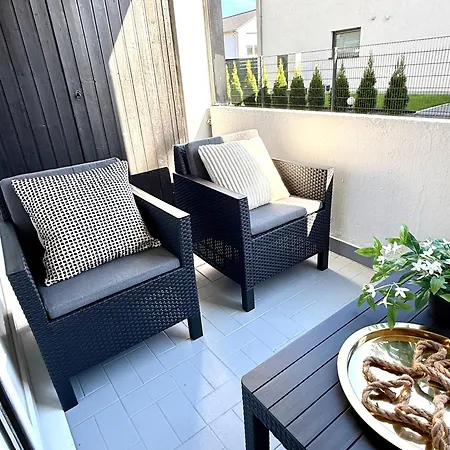 Loewen Apartment *